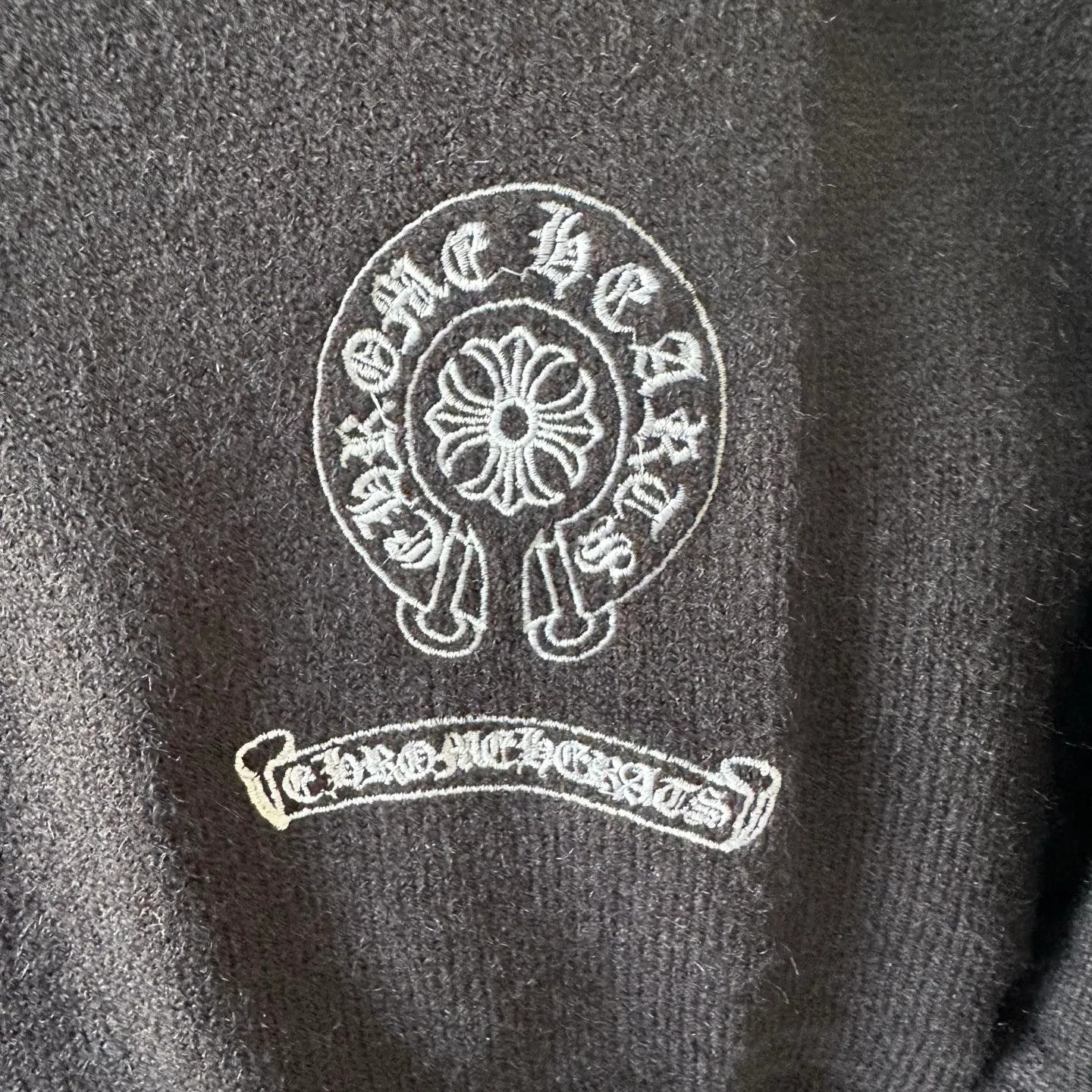 P210 model number: TT116 Chrome Hearts ch Chrome Hearts horseshoe embroidered round neck pullover sweater! The most practical jacket for today's temperature difference. The sweater is soft and waxy to the touch. It has embroidery design on the front and back. This is a great inner wear in winter. It is a very practical item. It is not only anti-pilling, but also very versatile. It is recommended to buy it early. Color: Black Size: M-XL M - Shoulder width 50, length 64, bust 108 L - Shoulder width 52, length 66, bust 112 XL - Shoulder width 54 Length 68cm Bust 116cm